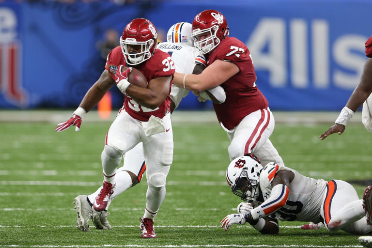 Jan 2, 2017; New Orleans , LA, USA; Oklahoma Sooners running back Samaje Perine (32) looks for running room against the Auburn Tigers in the third quarter of the 2017 Sugar Bowl at the Mercedes-Benz Superdome. Chuck Cook-USA TODAY Sports