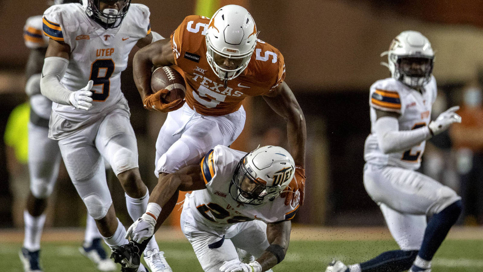 watch-texas-rb-bijan-robinson-lands-on-head.jpg