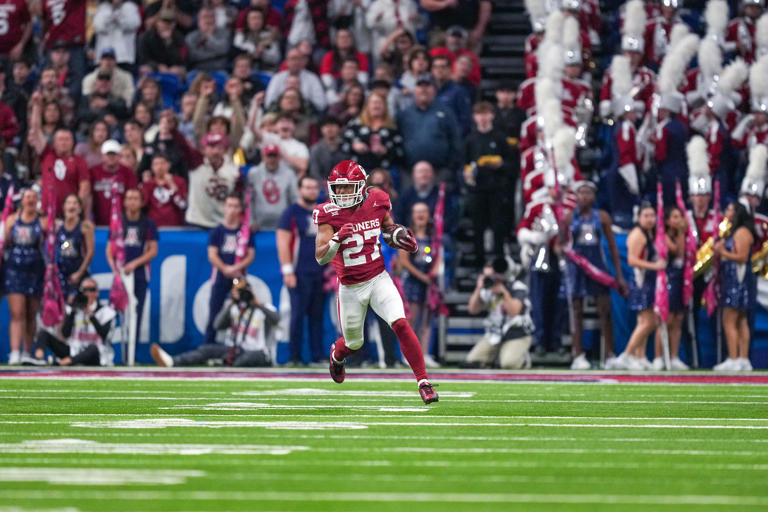 Dec 28, 2023; San Antonio, TX, USA; Oklahoma Sooners running back Gavin Sawchuk (27) runs the ball in the first half against the Arizona Wildcats at Alamodome. Mandatory Credit: Daniel Dunn-USA TODAY Sports